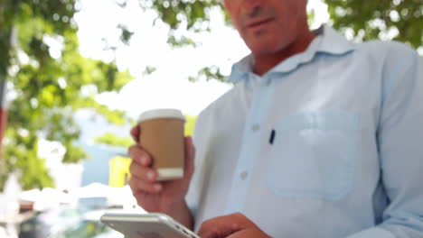 Mann-Benutzt-Sein-Smartphone-Beim-Kaffeetrinken