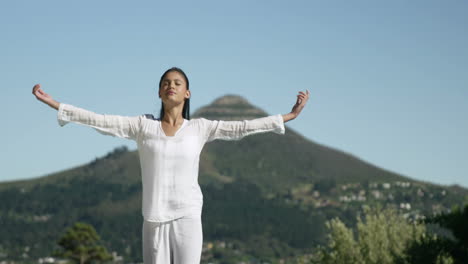 -Ruhige-Frau-Macht-Yoga-Am-Pool