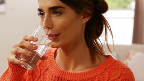 Frau-Trinkt-Wasser-In-Einem-Glas