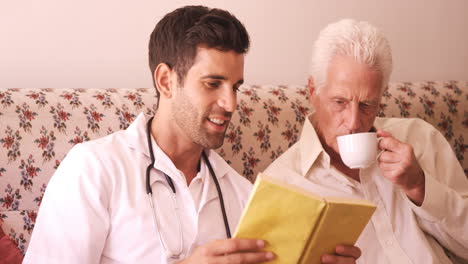 Médico-Varón-Y-Hombre-Mayor-Leyendo-Un-Libro