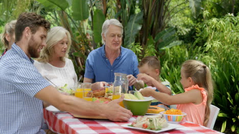 Glückliche-Familie-Beim-Gemeinsamen-Essen-