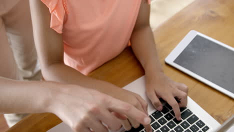 Vista-Cercana-De-Madre-E-Hija-Usando-Una-Computadora-Portátil