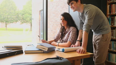 Schülerinnen-Und-Schüler-Sitzen-Am-Tisch-Und-Unterhalten-Sich