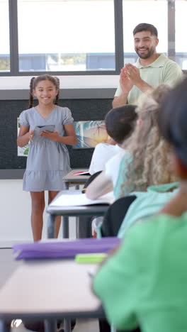 Vertikales-Video:-Ein-Junges-Mädchen-Steht-In-Der-Schule-Und-Hält-Einen-Vortrag-Vor-Ihrer-Klasse