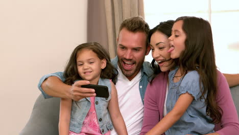 Glückliche-Familie,-Die-Selfie-Auf-Dem-Sofa-Macht