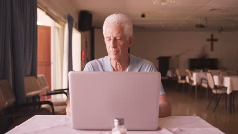 Hombre-Mayor-Usando-Laptop