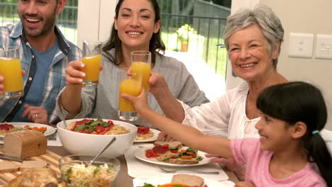 Mehrgenerationenfamilie-Beim-Mittagessen