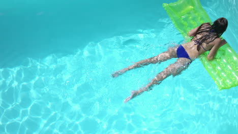 Mujer-Atractiva-Nadando-En-La-Piscina