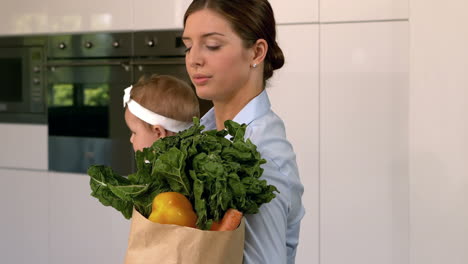 Madre-Cargando-Bebé-Y-Bolsa-De-Compras