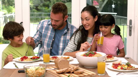 Glückliche-Familie-Beim-Mittagessen