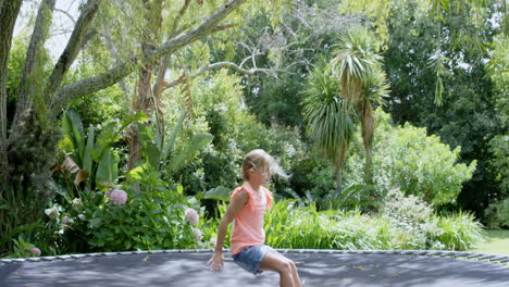 Mädchen-Springt-Auf-Trampolin