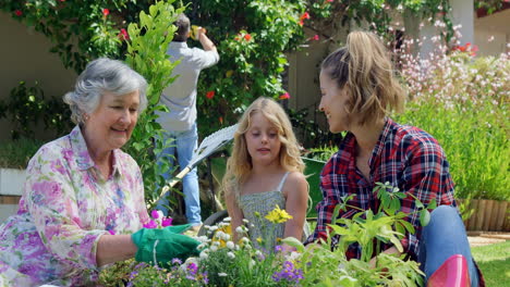 Madre-E-Hija-Haciendo-Jardinería-Juntas-