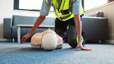 Woman-exercising-her-first-aid-on-a-model