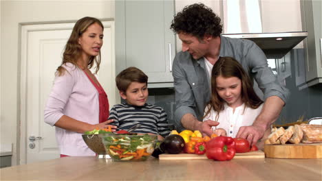 Süße-Familie-Bereitet-Mittagessen-Vor