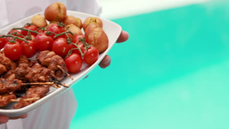 Waiter-holding-a-plate-of-delicious-food