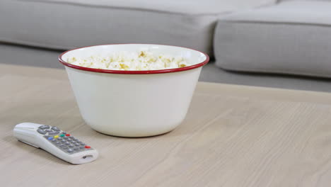 Schüssel-Popcorn-Und-Fernbedienung