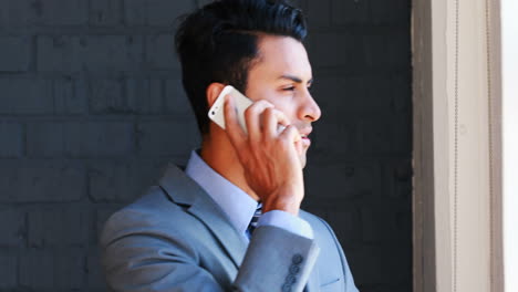 Geschäftsmann-Der-Einen-Telefonanruf-Erhält