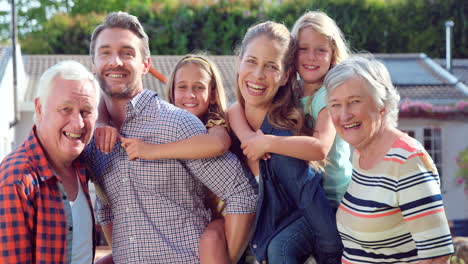 Familia-Extendida-Sonriendo-En-El-Jardín