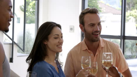 Amigos-Multiétnicos-Sosteniendo-Una-Copa-De-Vino-Y-De-Fiesta