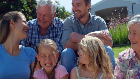 Großfamilie-Lächelnd-Im-Garten