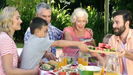 Mehrgenerationenfamilie-Isst-Im-Garten