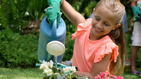 Glückliche-Familie,-Die-Gemeinsam-Im-Garten-Arbeitet-