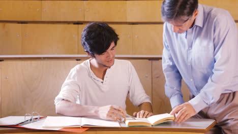 Hübscher-Student-Macht-Sich-Im-Unterricht-Notizen