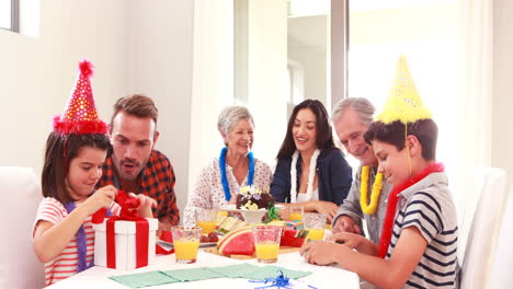 Glückliche-Familie,-Die-Einen-Geburtstag-Feiert