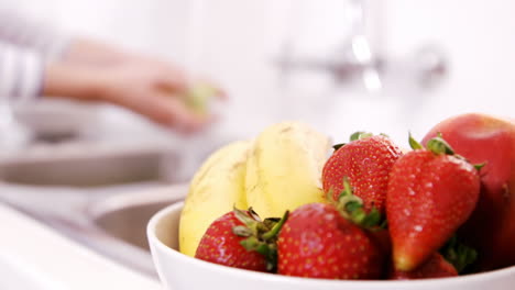 Close-up-on-a-woman-washing-some-fruit