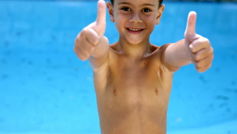 Un-Niño-Pequeño-Sonriendo-Con-Los-Pulgares-Hacia-Arriba