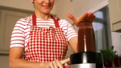 Mujer-Sonriente-Usando-Una-Batidora