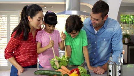 Una-Familia-Feliz-Está-Cocinando-Junta