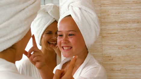 Cute-mother-and-daughter-in-the-bathroom