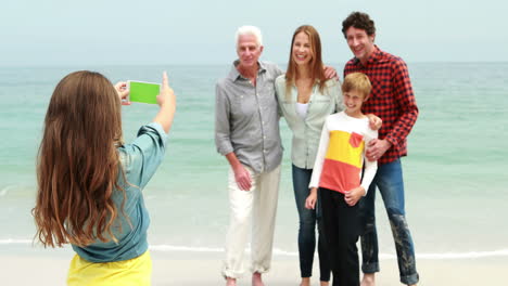 Tochter-Macht-Foto-Von-Ihrer-Familie