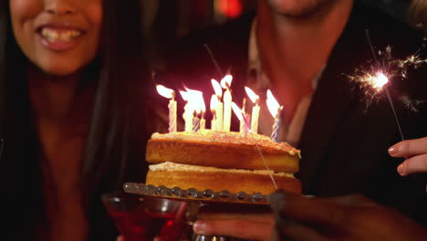 Glückliche-Freunde-Feiern-Geburtstag-Mit-Kuchen