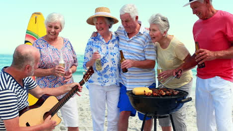 Amigos-Mayores-Haciendo-Barbacoa