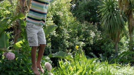 Glücklicher-Junge-Springt-Hoch-Auf-Dem-Trampolin