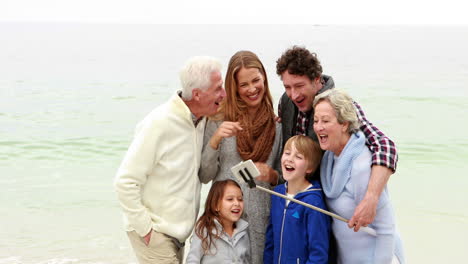 Familia-Tomando-Selfie-Juntos