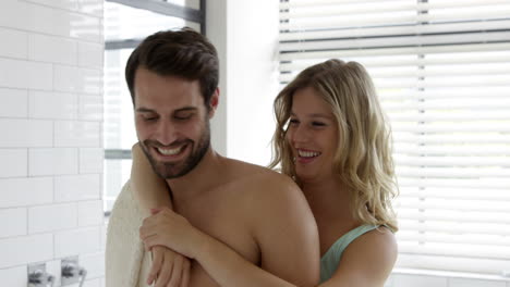 Pareja-Abrazándose-En-Un-Baño