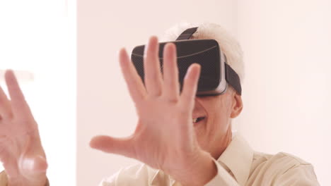 Senior-man-wearing-virtual-glasses-