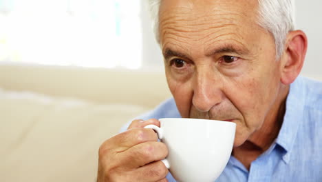 Älterer-Mann-Trinkt-Kaffee