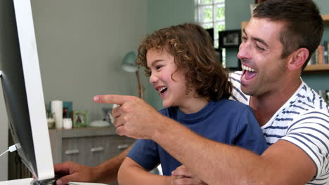 -Familie,-Die-Gemeinsam-Computer-Benutzt