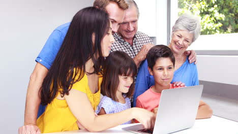 Familia-Feliz-Usando-Una-Computadora-Portátil