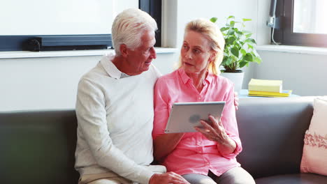 Ein-älteres-Paar-Mit-Tablet-Computer