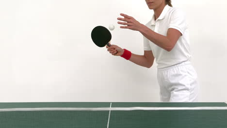 Frau-Serviert-Tischtennis