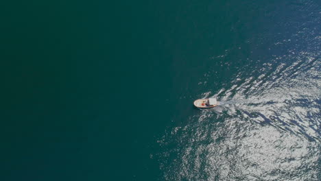 Vista-Aérea-Del-Barco-Navegando-En-El-Lago-4k