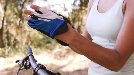 Woman-wearing-cycling-gloves