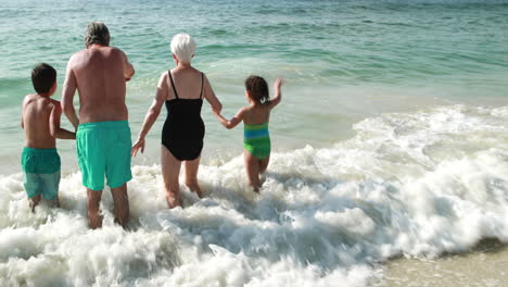 Abuelos-Con-Nietos-En-El-Agua