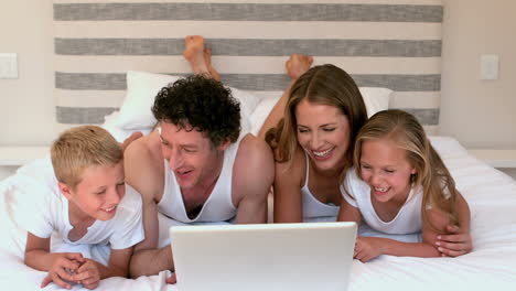 Nette-Familie-Mit-Laptop