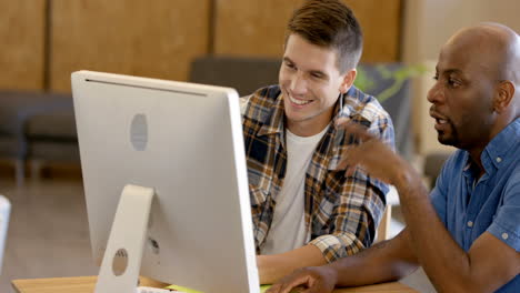 Gelegentliche-Kollegen-Die-Einen-Computer-Benutzen-